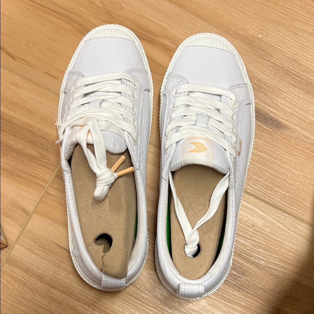 Cariuma OCA Low Pantone White Premium Leather Peach Fuzz Sneaker NWT